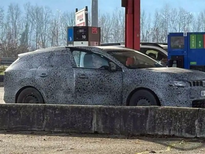 Nowa Dacia C-Neo 1.8 Full Hybrid przyłapana na stacji benzynowej. Wygląda świetnie i będzie tania!