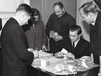 Tajna operacja władzy. W kilka dni zniknęły oszczędności Polaków