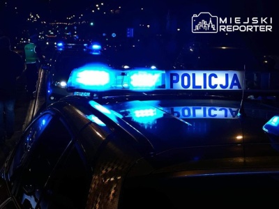 Kobieta z nożem chodziła po ulicy, zaatakowała policjanta. Poszkodowany funkcjonariusz trafił do szpitala