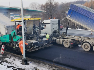 Zakopianka zwężona przez prace przy węźle Myślenice. Korek murowany