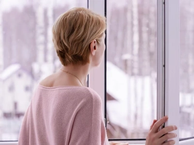 Dlatego okna parują, a ściany czernieją. Polacy wietrzą mieszkania w najgorszy możliwy sposób