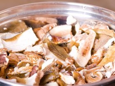 Dodaj do gotowania grzybów. Wciągnie z nich całą gorycz