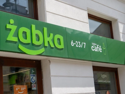 Poprawki krawieckie między zakupami. Żabka rozszerza biznes usług