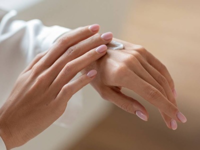 Ten kultowy krem do rąk odmładza dłonie. 