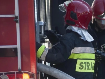 Brak kontaktu z lokatorami. Strażacy weszli do dwóch mieszkań w Ciechanowie