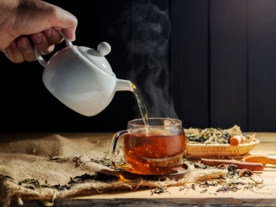 Dlaczego herbata bulgocze i pieni się przy zalewaniu? Powód zaskakuje wielu miłośników tego naparu