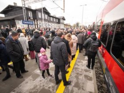 Tłumy na peronie polskiego uzdrowiska. Kolej wróciła po 14 latach