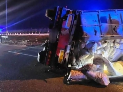 Ciężarówka zatarasowała S7