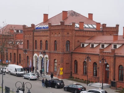 Zabytkowy dworzec w Skierniewicach otwarty po remoncie