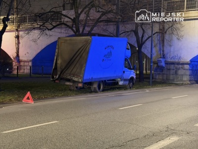 Kolejne dostawcze auto uderzyło w wiadukt na Targowej. Kierowca pod opieką ratowników