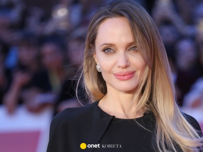 Angelina Jolie pokazuje blizny po mastektomii na okładce Time France. 