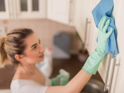 Czarna pasta z dwóch tabletek i tłuszcz z szafek znika. Ten babciny trik wraca do łask