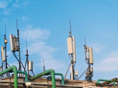 Nie chcą masztu, bo mają światłowód. 