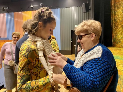 Piękna gest dla niewidomych. To był pierwszy taki spektakl w Teatralnym Instytucie Młodych