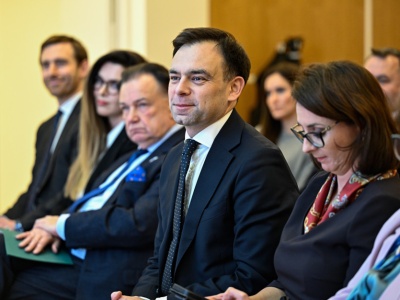 Minister finansów ma miejsce na 50 mld zł deficytu w budżecie w grudniu