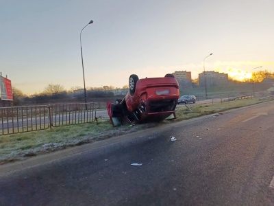 Dachowanie samochodu na al. Tysiąclecia w Lublinie. Utrudnienia w ruchu
