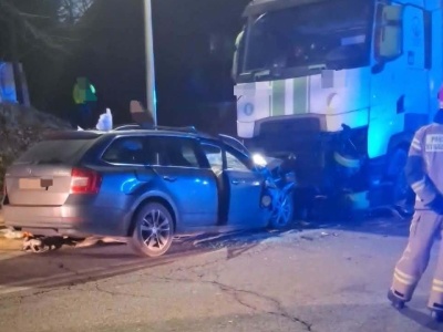 Tragiczny finał wypadku na ul. Nawojowskiej w Nowym Sączu. Nie żyje kierowca osobówki