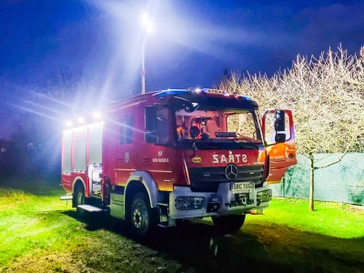 Seria groźnych interwencji strażaków w powiecie. Pożary i wypadek przy słupie energetycznym