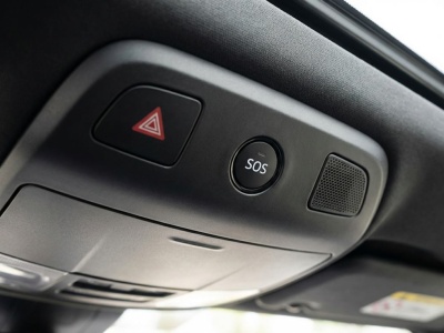 Kierowcy nie zwracają uwagi na ten przycisk, a ratuje życie. Od 2026 r. będzie obowiązkowy