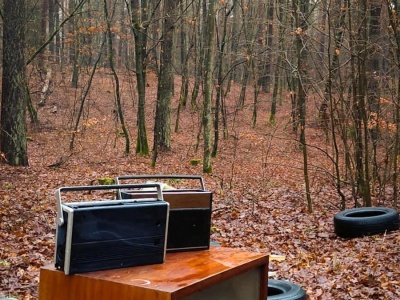 Nietypowe znalezisko w lesie na Mazurach. „To są rzeczy, które niejeden chciałby mieć”