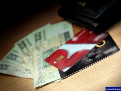 Szli za nią i opróżnili plecak. Znajomi okradli kobietę i ruszyli na zakupy jej kartą