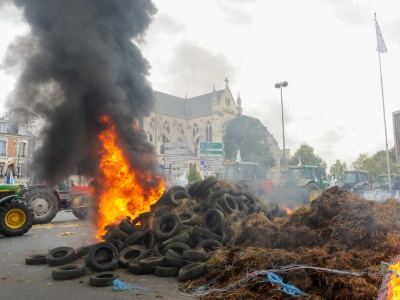 Francuscy rolnicy znów na ulicach. Blokady dróg i starcia z policją