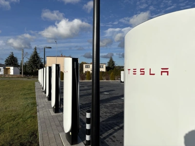 16 stanowisk Tesli w Krakowie otwartych dla kierowców aut innych marek