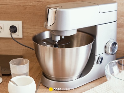 Ten planetarny robot kuchenny ma moc 1700 W! Genialnie ubija, miksuje, wyrabia i miesza 