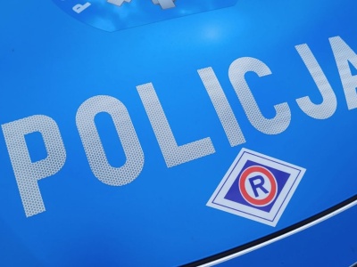 Samochód uderzył w auto stojące przed pasami. Matka z dzieckiem potrącona