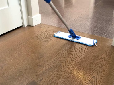 Dodaję odrobinę i myję panele. Błyszczą i pachną jak las po deszczu