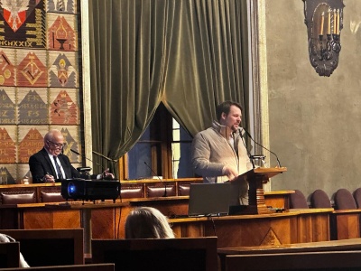 Radni w płaszczach i kurtkach. Nietypowe obrady w magistracie (ZDJĘCIA)