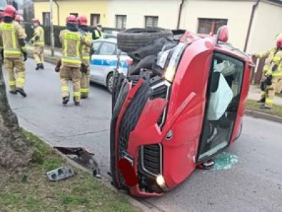 Zderzenie z radiowozem w Kaczorach. Policyjny samochód uszkodzony