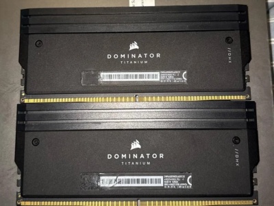 Gracz kupuje pamięć RAM za ponad 1600 zł, otrzymuje kopię, która wygląda jak oryginał, ale świeci się kolorowymi światłami i jest warta tylko ułamek ceny oryginału