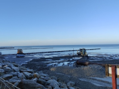 Trwa poszerzanie plaży w Kołobrzegu