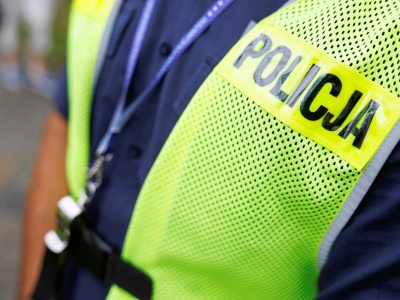 Seniorzy stracili milion złotych. Zostawili pieniądze przed drzwiami