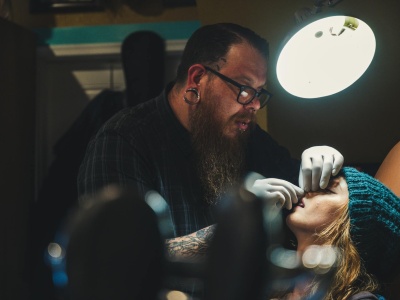 Pistolet do piercingu vs igła - dlaczego to nie to samo i co jest bezpieczniejsze?