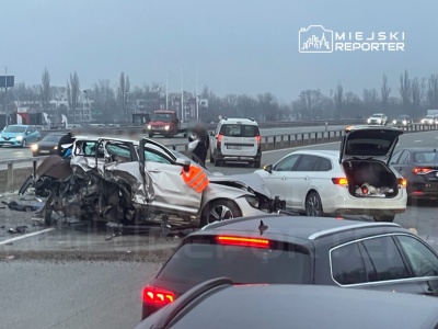Poważny wypadek na trasie S7. Jedno z aut zmiażdżone. Kierowca w stanie ciężkim. Droga zablokowana