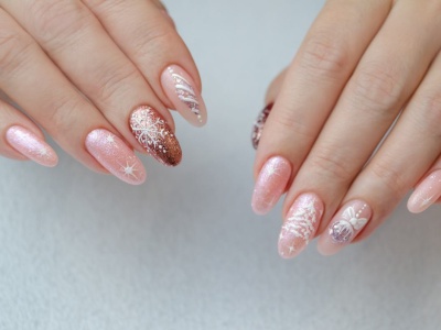 Te paznokcie świąteczne są na topie. Przegląd trendów na Boże Narodzenie 2025