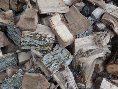 To drewno zapewnia przyjemny aromat z kominka. 300 zł za metr przestrzenny