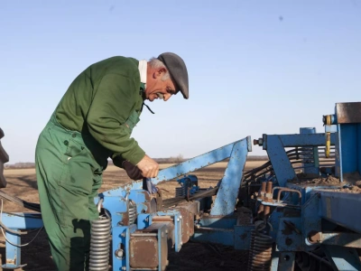 Dopłaty bezpośrednie po 2027 roku zagrożone? Rolnicy-emeryci mogą stracić wsparcie