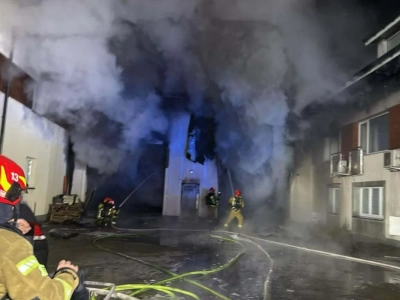 Pożar warsztatu w Sulejówku. Na miejscu 12 zastępów straży pożarnej