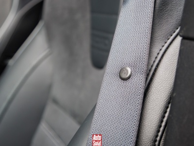 Plastikowy guzik na pasie bezpieczeństwa. Wyjaśniamy, po co tam jest