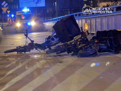 Dwaj dostawcy na elektrycznych rowerach zderzyli się czołowo. Jeden w stanie ciężkim