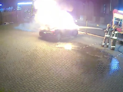 Pożar samochodu na ulicy Krętej w Jeżowie Sudeckim. Wszystko wskazuje na podpalenie.