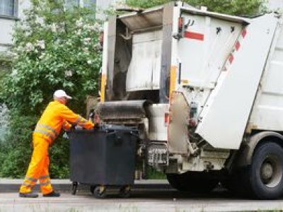 Ile zarabiają kierowcy śmieciarek? Za granicą płacą więcej