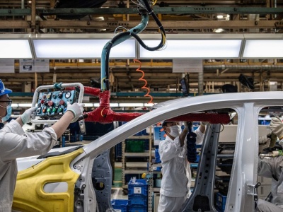 Unia zmienia zdanie w sprawie auta na benzynę, Zobacz nową datę