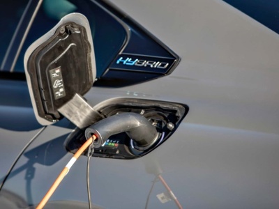 Nie tylko elektryki. UE luzuje zakaz sprzedaży aut spalinowych, stawia na neutralność technologiczną i nową klasę aut