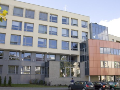 Uderzał młotkiem w głowę by zabić. Kamil T. usłyszał prokuratorskie zarzuty, grozi mu 10 lat więzienia