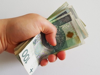 Policjanci ze Świdnika ustalili właściciela znalezionej saszetki z pieniędzmi