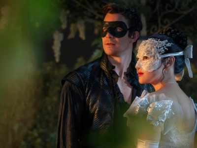 Bridgertonowie - co wydarzy się w 4. sezonie? Kopciuszek, problemy Penelope i romans Violet